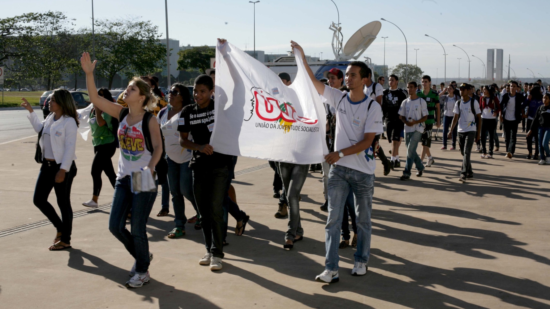 Estudantes protestam em Brasília por mais investimento em educação e em apoio a greve dos professores e servidores de universidades federais. A manifestação foi organizada pela UNE (União Nacional dos Estudantes) e tem como principal reivindicação a contratação imediata de professores, a triplicação da verba do PNAEs (Plano Nacional de Assistência Estudantil) e a finalização imediata das obras em andamento nas universidades. Os estudantes também pedem o investimento de 10% do PIB (Produto Interno Bruto) e 50% do fundo social e dos royalties do pré-sal para educação - Antonio Araujo/UOL