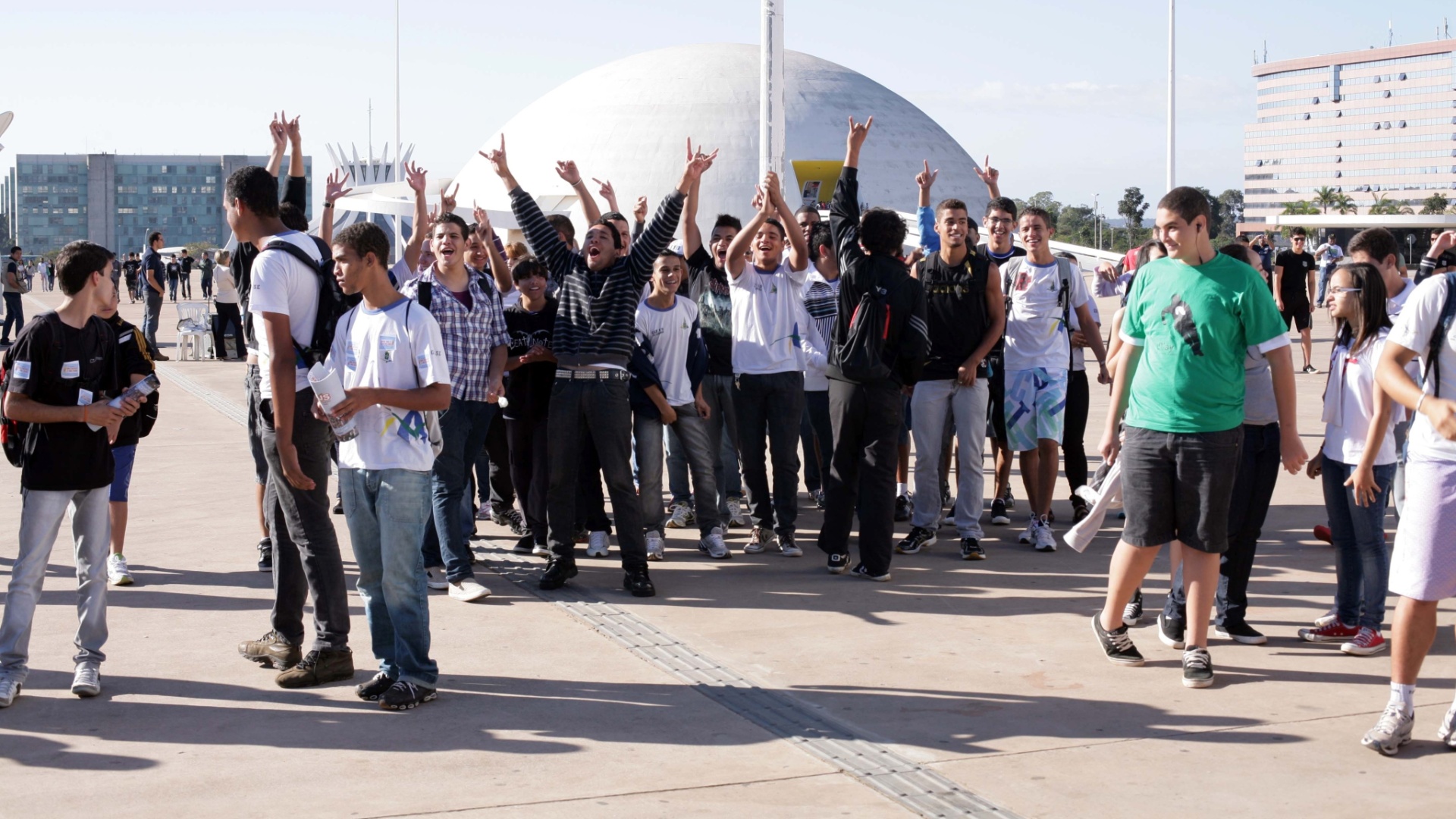 Estudantes protestam em Brasília por mais investimento em educação e em apoio a greve dos professores e servidores de universidades federais. A manifestação foi organizada pela UNE (União Nacional dos Estudantes) e tem como principal reivindicação a contratação imediata de professores, a triplicação da verba do PNAEs (Plano Nacional de Assistência Estudantil) e a finalização imediata das obras em andamento nas universidades. Os estudantes também pedem o investimento de 10% do PIB (Produto Interno Bruto) e 50% do fundo social e dos royalties do pré-sal para educação - Antonio Araujo/UOL