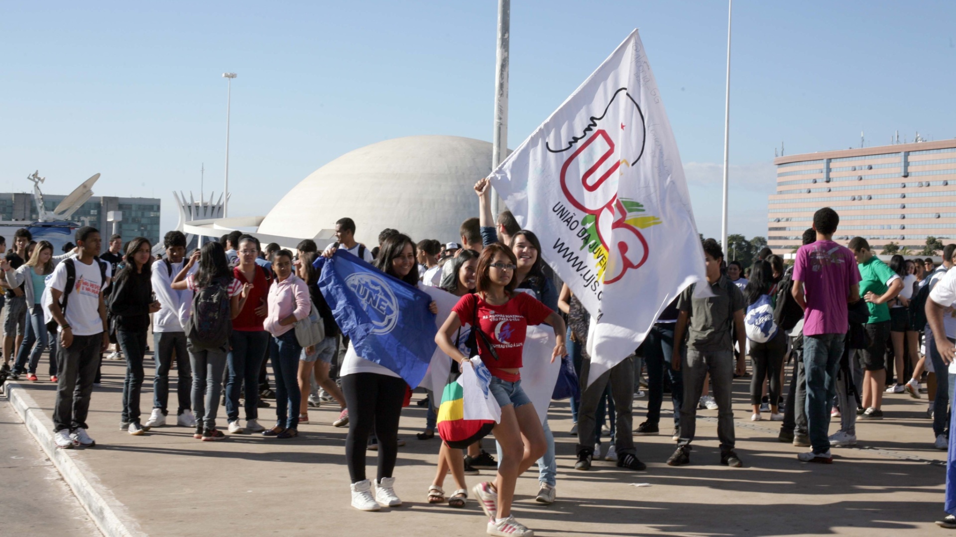 Estudantes protestam em Brasília por mais investimento em educação e em apoio a greve dos professores e servidores de universidades federais. A manifestação foi organizada pela UNE (União Nacional dos Estudantes) e tem como principal reivindicação a contratação imediata de professores, a triplicação da verba do PNAEs (Plano Nacional de Assistência Estudantil) e a finalização imediata das obras em andamento nas universidades. Os estudantes também pedem o investimento de 10% do PIB (Produto Interno Bruto) e 50% do fundo social e dos royalties do pré-sal para educação - Antonio Araujo/UOL