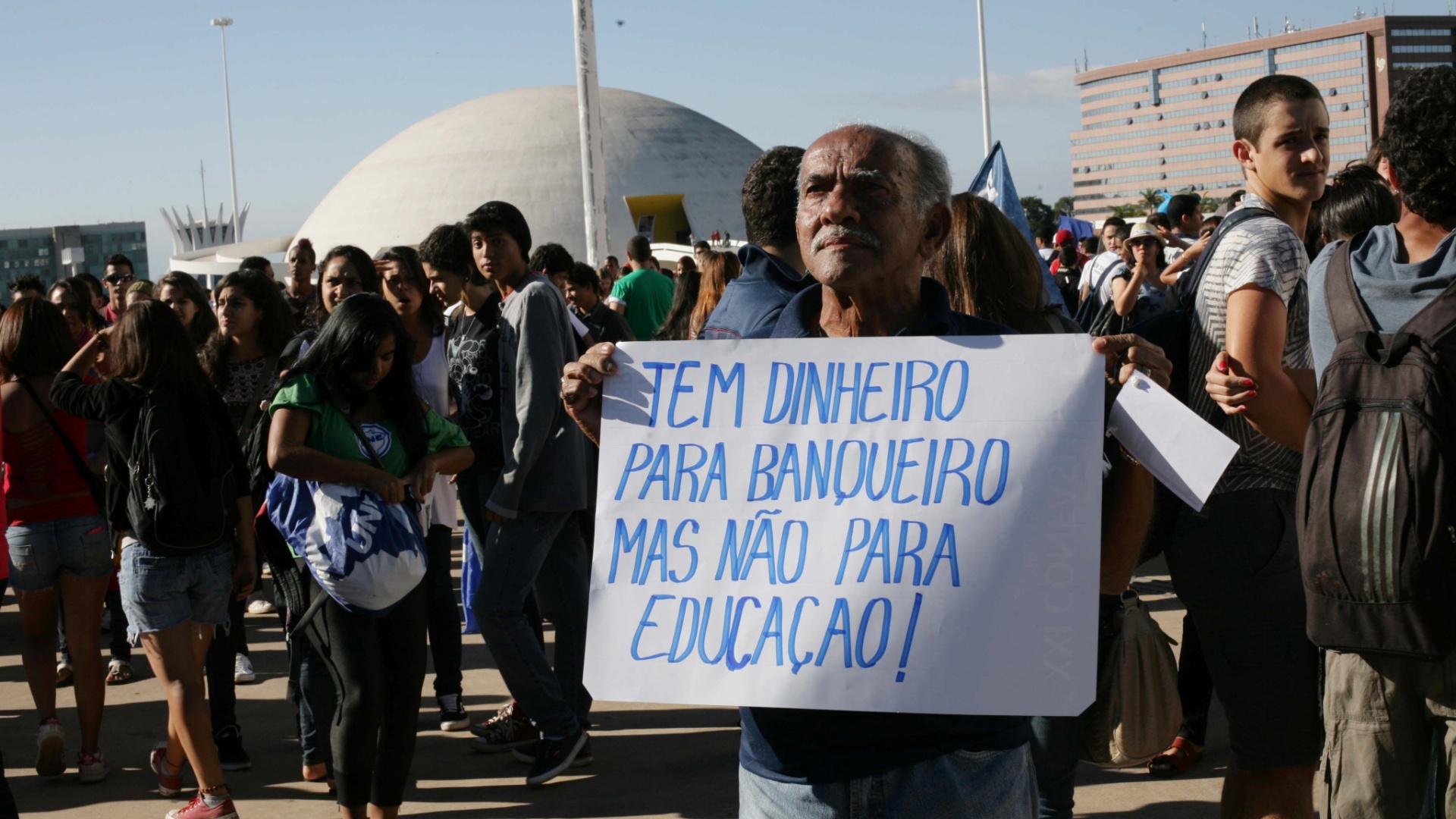 Estudantes protestam em Brasília por mais investimento em educação e em apoio a greve dos professores e servidores de universidades federais. A manifestação foi organizada pela UNE (União Nacional dos Estudantes) e tem como principal reivindicação a contratação imediata de professores, a triplicação da verba do PNAEs (Plano Nacional de Assistência Estudantil) e a finalização imediata das obras em andamento nas universidades. Os estudantes também pedem o investimento de 10% do PIB (Produto Interno Bruto) e 50% do fundo social e dos royalties do pré-sal para educação - Antonio Araujo/UOL