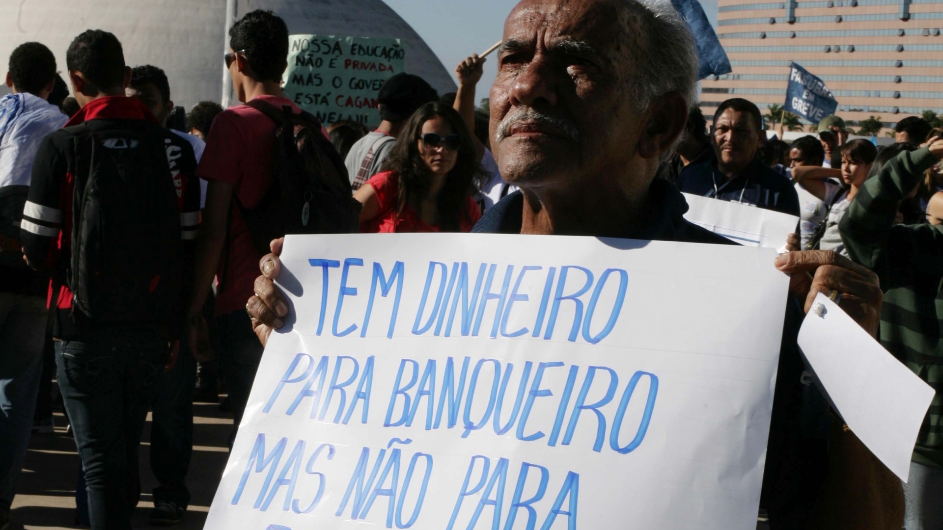 Estudantes protestam em Brasília por mais investimento em educação e em apoio a greve dos professores e servidores de universidades federais. A manifestação foi organizada pela UNE (União Nacional dos Estudantes) e tem como principal reivindicação a contratação imediata de professores, a triplicação da verba do PNAEs (Plano Nacional de Assistência Estudantil) e a finalização imediata das obras em andamento nas universidades. Os estudantes também pedem o investimento de 10% do PIB (Produto Interno Bruto) e 50% do fundo social e dos royalties do pré-sal para educação - Antonio Araujo/UOL