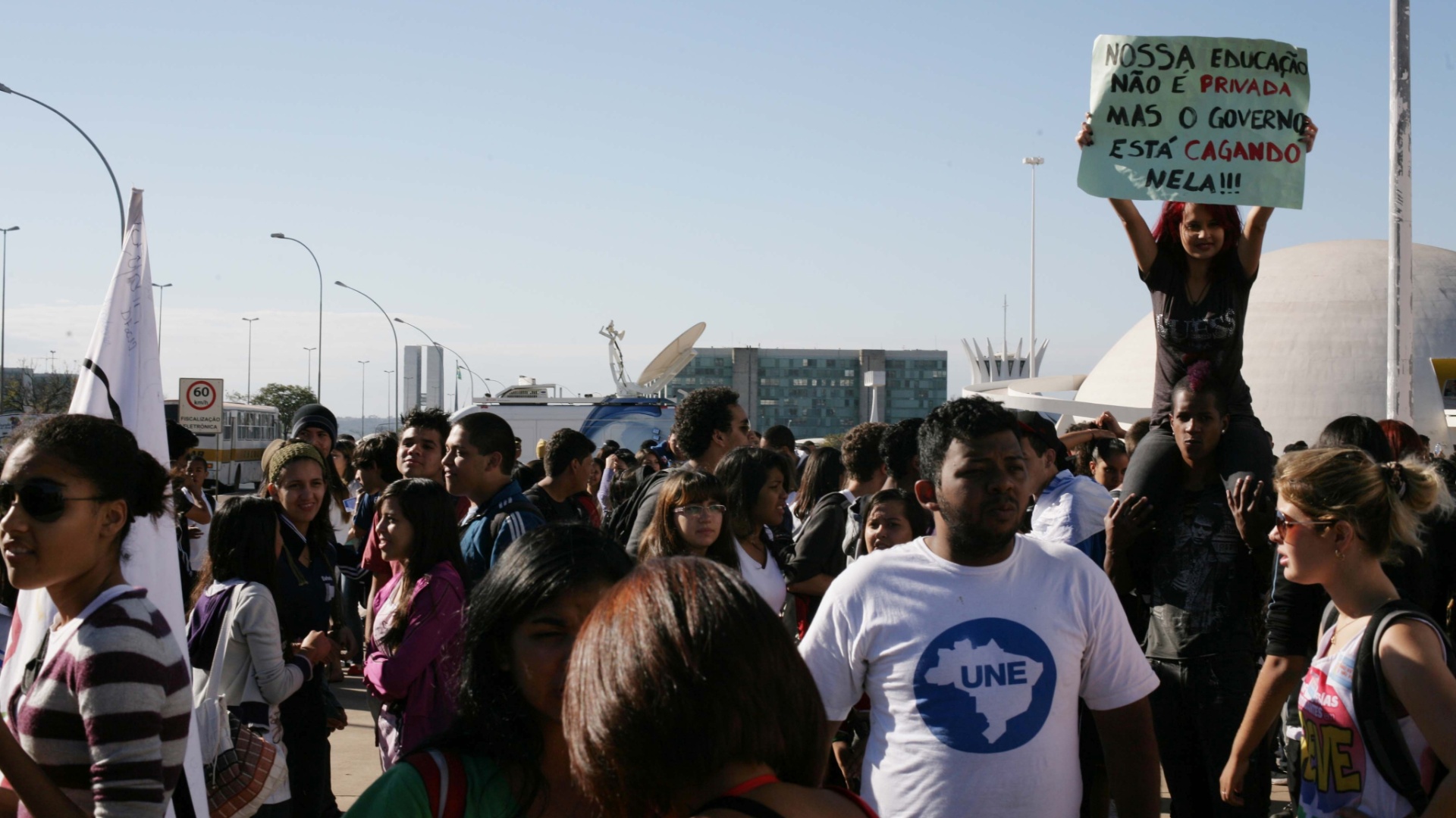 Estudantes protestam em Brasília por mais investimento em educação e em apoio a greve dos professores e servidores de universidades federais. A manifestação foi organizada pela UNE (União Nacional dos Estudantes) e tem como principal reivindicação a contratação imediata de professores, a triplicação da verba do PNAEs (Plano Nacional de Assistência Estudantil) e a finalização imediata das obras em andamento nas universidades. Os estudantes também pedem o investimento de 10% do PIB (Produto Interno Bruto) e 50% do fundo social e dos royalties do pré-sal para educação - Antonio Araujo/UOL