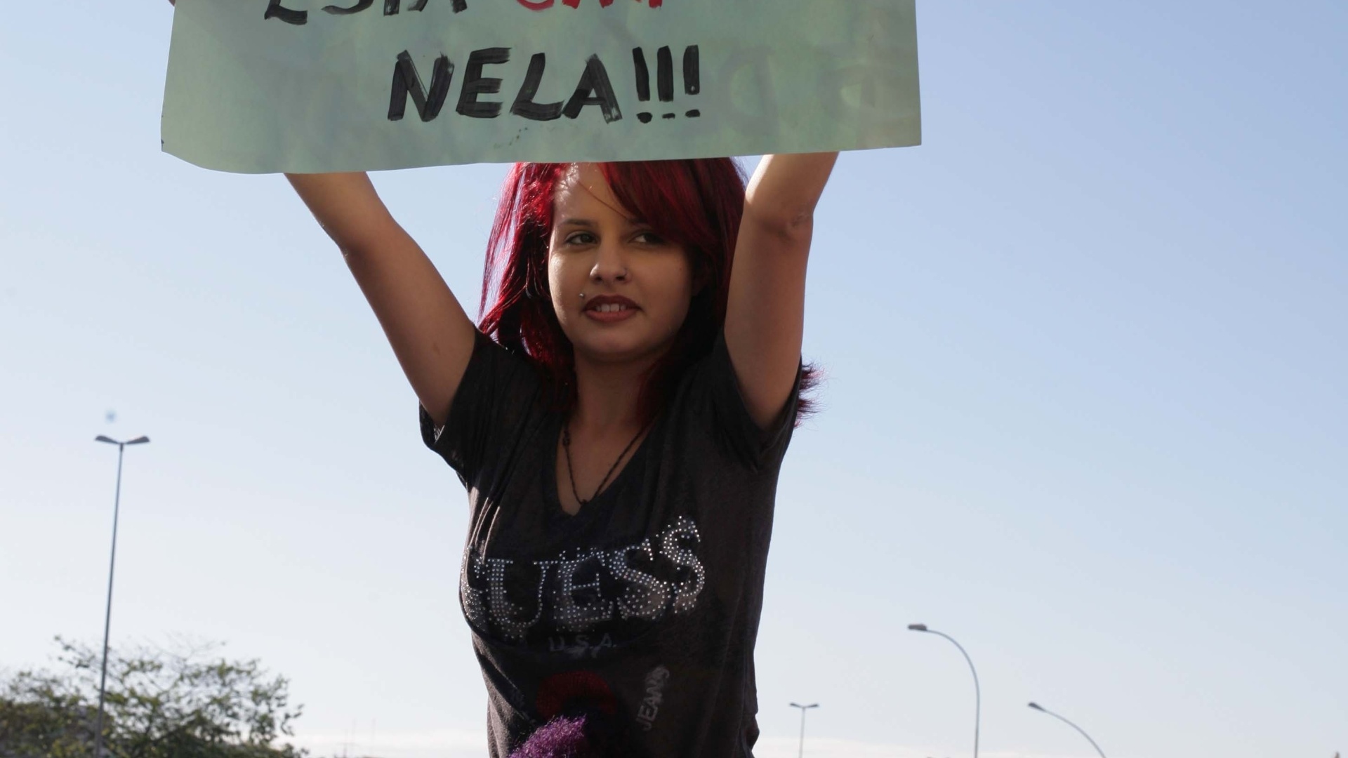 Estudantes protestam em Brasília por mais investimento em educação e em apoio a greve dos professores e servidores de universidades federais. A manifestação foi organizada pela UNE (União Nacional dos Estudantes) e tem como principal reivindicação a contratação imediata de professores, a triplicação da verba do PNAEs (Plano Nacional de Assistência Estudantil) e a finalização imediata das obras em andamento nas universidades. Os estudantes também pedem o investimento de 10% do PIB (Produto Interno Bruto) e 50% do fundo social e dos royalties do pré-sal para educação - Antonio Araujo/UOL