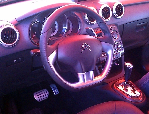 Interior do novo Citroën C3, fotografado em Guaratinguetá (SP), revela borboletas para trocas de marcha atrás do volante, associadas a câmbio automático (a dúvida é de quantas velocidades); volante tem base reta e painel deixa de ser digital, e há pelo menos uma entrada USB frontal - Daniel Goldfreind Ribeiro/UOL