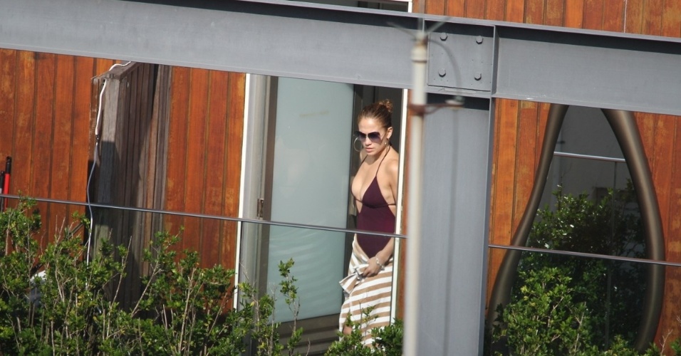 Jennifer Lopez curtiu nesta terça a piscina do hotel Fasano, onde está hospedada, na zona sul do Rio (26/6/12)