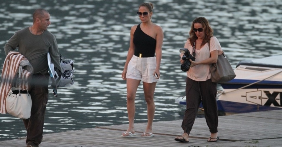 Jennifer Lopez deixou a Lagoa, zona sul do Rio, após passeio de lancha (26/6/12)