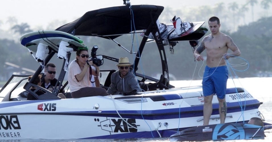 Jennifer Lopez e Casper Smart passeiam de lancha pela Lagoa, zona sul do Rio (26/6/12)