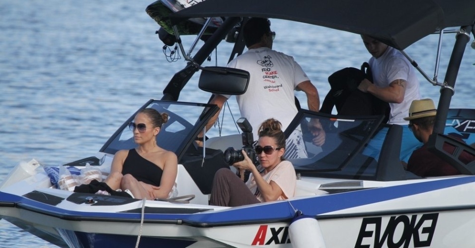 Jennifer Lopez passeou pela Lagoa, zona sul do Rio (26/6/12)