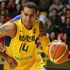 Marquinhos (à direita) foi o cestinha da vitória da seleção brasileira sobre a Nova Zelândia - Gaspar Nobrega/Inovafoto