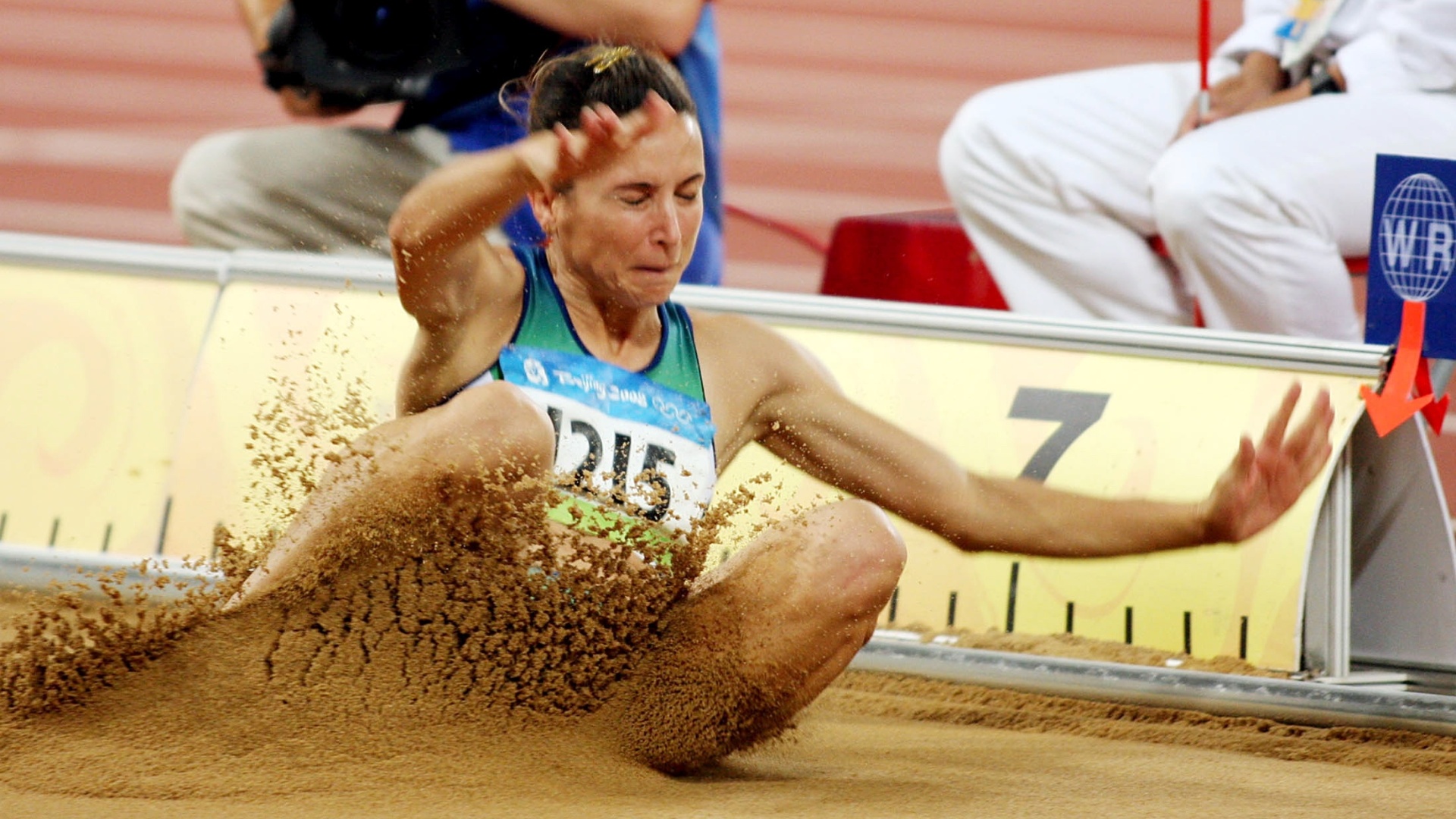 Maurren Maggi na prova do salto em distância durante as Olimpíadas de Pequim-2008