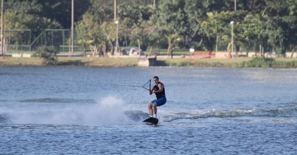 Namorado de Jennifer Lopez, Casper Smart, praticou esqui aquático na Lagoa, zona sul do Rio (26/6/12)