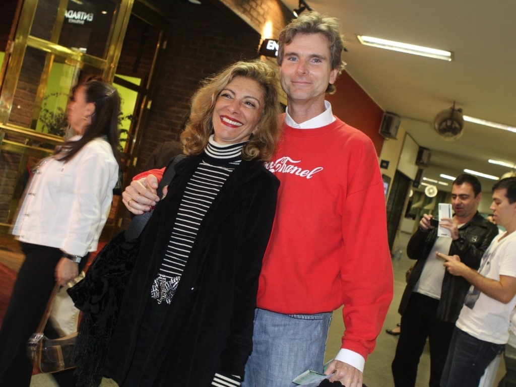 Os atores Marília Pêra e Bruno Faria assistem a peça "Movie Stars", no qual o elenco interpreta canções de filmes nacionais e internacionais, no Teatro Net Rio em Copacabana, no Rio de Janeiro (25/6/12) - Raphael Mesquita/Foto Rio News