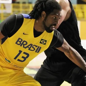 Pivô brasileiro Nenê tenta a infiltração durante jogo contra a Nova Zelândia - Gaspar Nobrega/Inovafoto