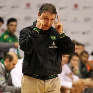 Rubén Magnano, técnico da seleção brasileira de basquete, orienta sua equipe durante jogo contra a Nova Zelândia - Gaspar Nobrega/Inovafoto