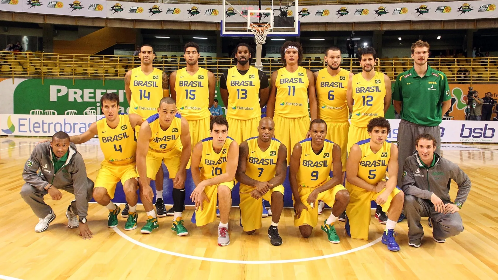 Seleção brasileira posa para foto antes do início do jogo contra a Nova Zelândia - Gaspar Nobrega/Inovafoto