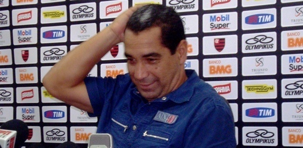 Zinho não escondeu a preocupação ao falar sobre o futuro de Joel Santana no Flamengo - Pedro Ivo Almeida/ UOL