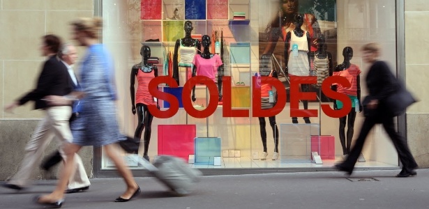 27.jun.2012 - Loja de departamentos de Paris anuncia liquidação em sua vitrine - Thomas Sanson/AFP