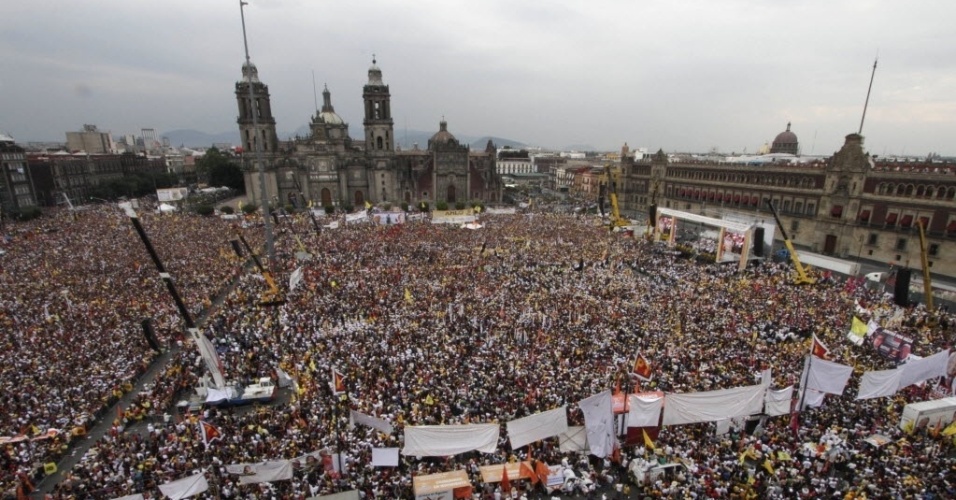 27.jun.2012- Eleitores participam de camapanha de Andres Manuel Lopez Obrador no México