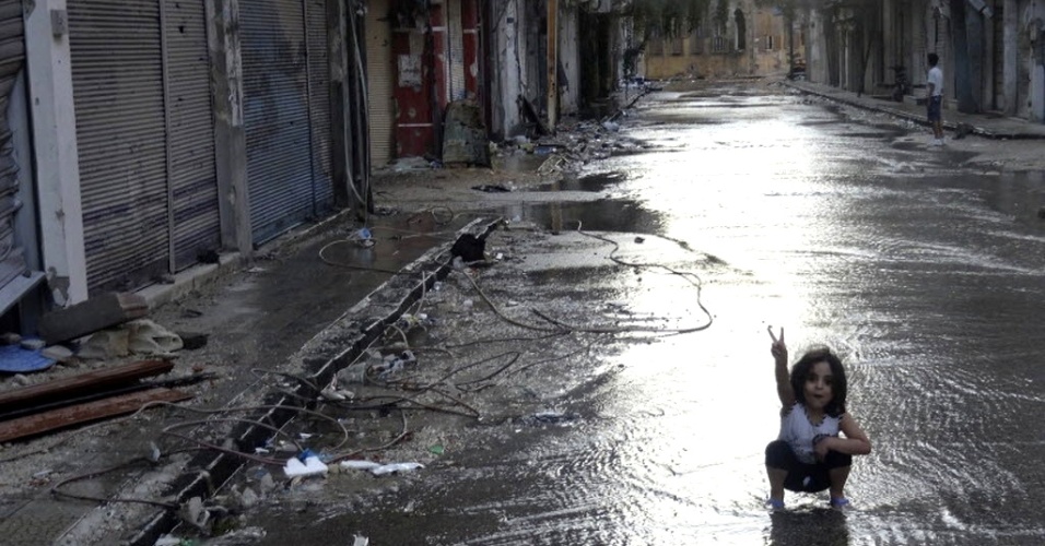 27.jun.2012- Garoto faz sinal de vitória nos arredores de Homs, na Síria