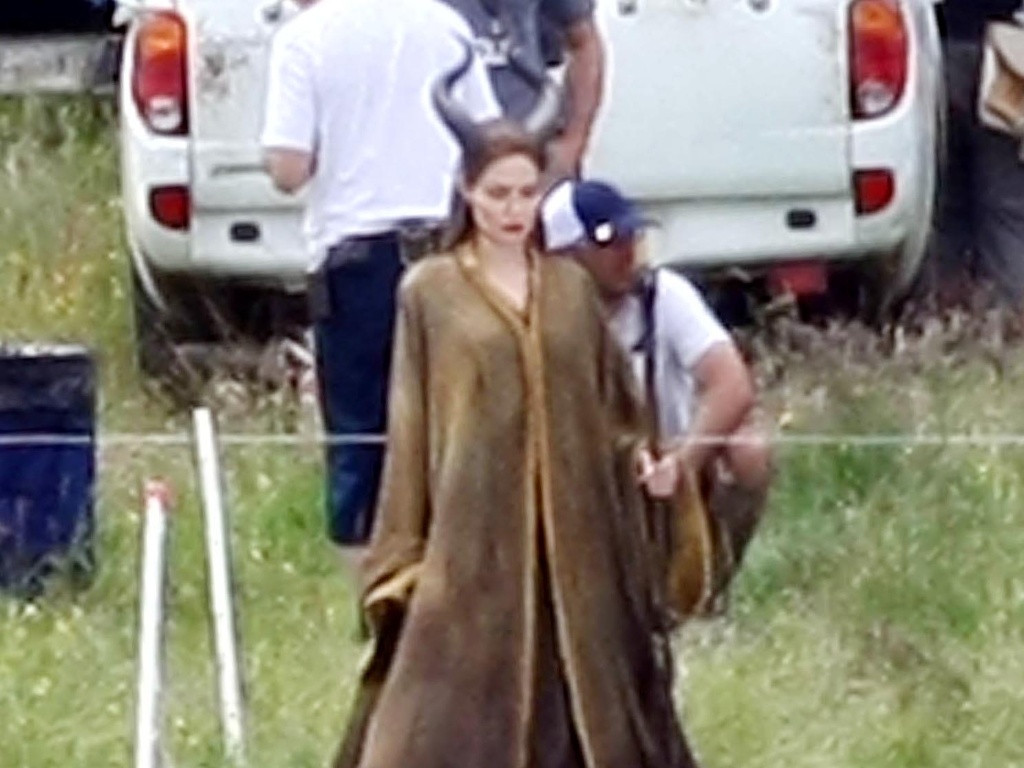 A atriz Angelina Jolie é vista no set de filmagem de "Malevóla" (20/6/12) - Brainpix