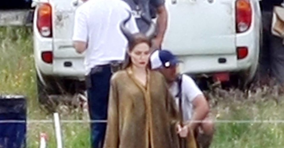 A atriz Angelina Jolie é vista no set de filmagem de 