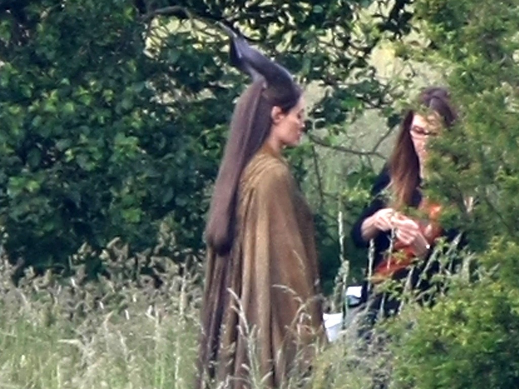 A atriz Angelina Jolie é vista no set de filmagem de "Malevóla" (20/6/12) - Brainpix