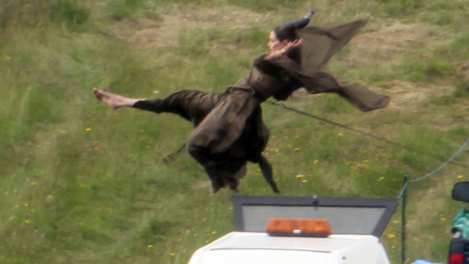 A atriz Angelina Jolie é vista no set de filmagem de "Malevóla" (26/6/12) - Brainpix