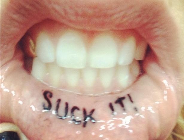 A cantora Ke$ha tatuou a expressão "suck it" (chupe) no lábio inferior e postou a foto no Twitter (27/6/12)