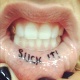 A cantora Ke$ha tatuou a expressão "suck it" (chupe) no lábio inferior e postou a foto no Twitter (27/6/12) - Reprodução/Twitter