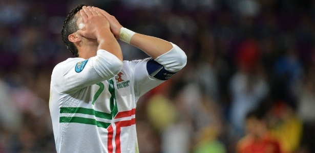 Cristiano Ronaldo queixou-se após perder o avião que levou o restante da deleção lusa - AFP PHOTO / DAMIEN MEYER