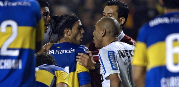 Conhecido pelo jeito autêntico e esquentado, Sheik discute com Erviti, do Boca Juniors - Alejandro Pagni/AFP