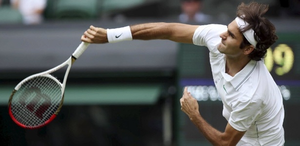 Federer saca na vitória sobre o italiano Fabio Fognini em Wimbledon - Jonathan Brady/EFE