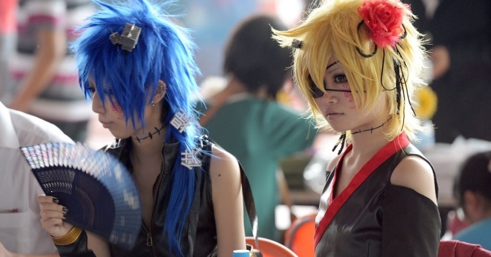 Jovens chineses participam de festival de cosplay na província de Hefei (26/6/12). Na feira, os cosplays disputaram quem tinha os melhores acessórios e representação de personagens famosos da cultura do Japão  - CHINA OUT/ AFP PHOTO