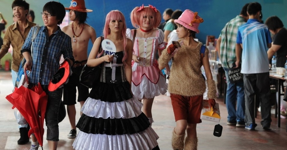 Jovens chineses participam de festival de cosplay na província de Hefei (26/6/12). Na feira, os cosplays disputaram quem tinha os melhores acessórios e representação de personagens famosos da cultura do Japão  - CHINA OUT/ AFP PHOTO