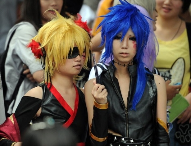 Jovens chineses participam de festival de cosplay na província de Hefei (26/6/12). Na feira, os cosplays disputaram quem tinha os melhores acessórios e representação de personagens famosos da cultura do Japão  - CHINA OUT/ AFP PHOTO
