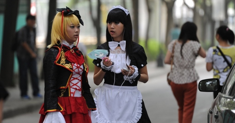 Jovens chineses participam de festival de cosplay na província de Hefei (26/6/12). Na feira, os cosplays disputaram quem tinha os melhores acessórios e representação de personagens famosos da cultura do Japão  - CHINA OUT/ AFP PHOTO