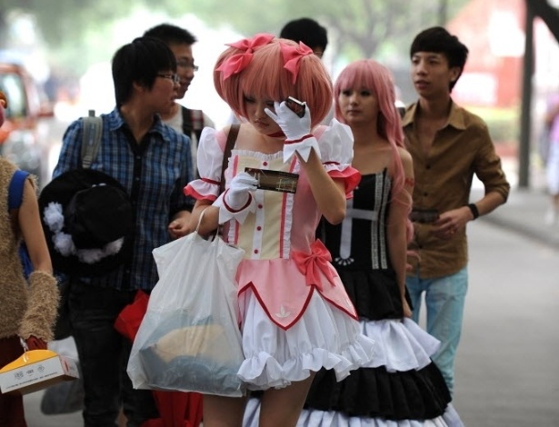 Jovens chineses participam de festival de cosplay na província de Hefei (26/6/12). Na feira, os cosplays disputaram quem tinha os melhores acessórios e representação de personagens famosos da cultura do Japão  - CHINA OUT/ AFP PHOTO