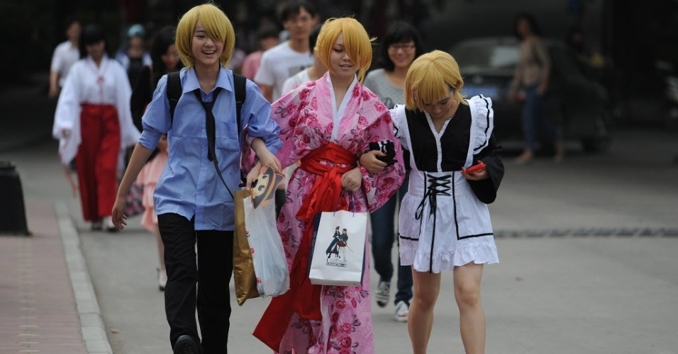 Jovens chineses participam de festival de cosplay na província de Hefei (26/6/12). Na feira, os cosplays disputaram quem tinha os melhores acessórios e representação de personagens famosos da cultura do Japão  - CHINA OUT/ AFP PHOTO