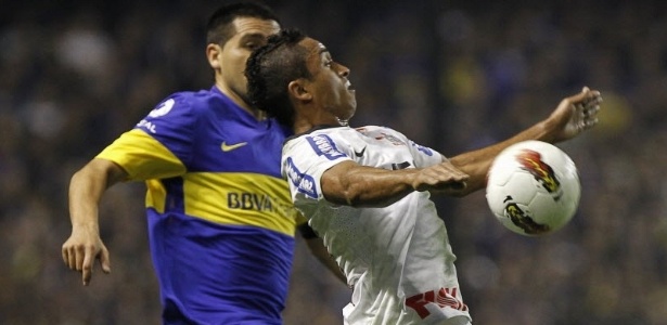 Jorge Henrique domina a bola antes de se machucar no jogo contra o Boca Juniors - Almeida Rocha/Folhapress