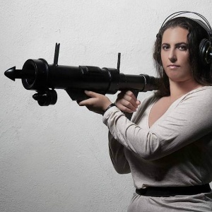 O fotógrafo britânico Nick Stern recriou as polêmicas obras do artista gráfico Banksy com modelos. Acima, a foto reproduz o grafite que mostra a Monalisa com um lançador de granadas - Nick Stern