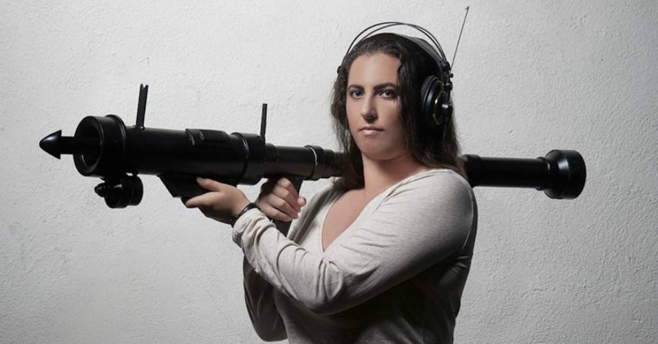 O fotógrafo britânico Nick Stern recriou as polêmicas obras do artista gráfico Banksy com modelos. Acima, a foto reproduz o grafite que mostra a Monalisa com um lançador de granadas - Nick Stern