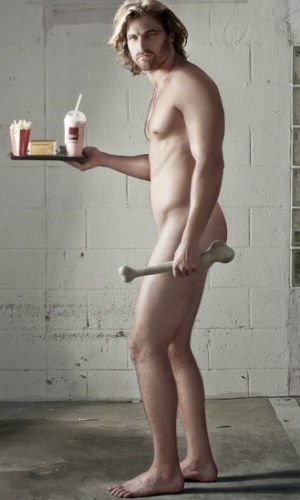 O fotógrafo dirigia uma sessão de fotos para um amigo, que é ator, tentando recriar cenas dos tumultos. Acima, foto reproduz grafite "Homem das Cavernas" - Nick Stern