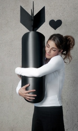 O fotógrafo disse ao jornal "Huffington Post" que queria tentar reproduzir os grafites em "fotografias tridimensionais". "Descobri que é muito difícil", disse. Acima, a reprodução do grafite "A abraçadora de bombas" - Nick Stern