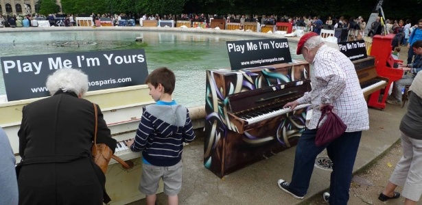 Pianos são espalhados por cidades europeias no projeto "Play Me, I"m Yours" - Reprodução/Facebook