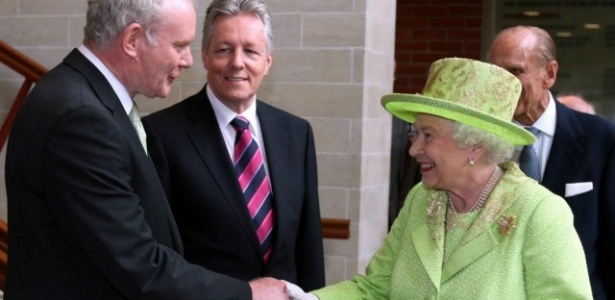 Rainha Elizabeth 2ª tem encontro histórico com ex-líder do IRA, Martin McGuinness - BBC