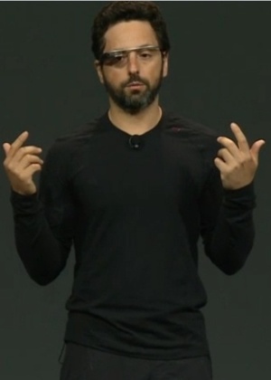 Sergey Brin, cofundador da empresa, com o Google Glass durante o evento anual para desenvolvedores - Reprodução