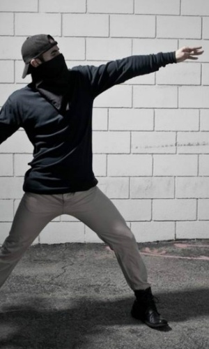 Stern produziu a foto de forma que o ator ficou parecido com a famosa imagem de Banksy, de um homem atirando flores ao invés de uma bomba incendiária. A partir daí, surgiu a série - Nick Stern