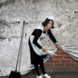 Stern teve a idéia de recriar os grafites de Banksy depois de fazer uma foto inspirada nos tumultos que atingiram a Grã-Bretanha em 2011. Acima, foto reproduz o grafite "Empregada" - Nick Stern