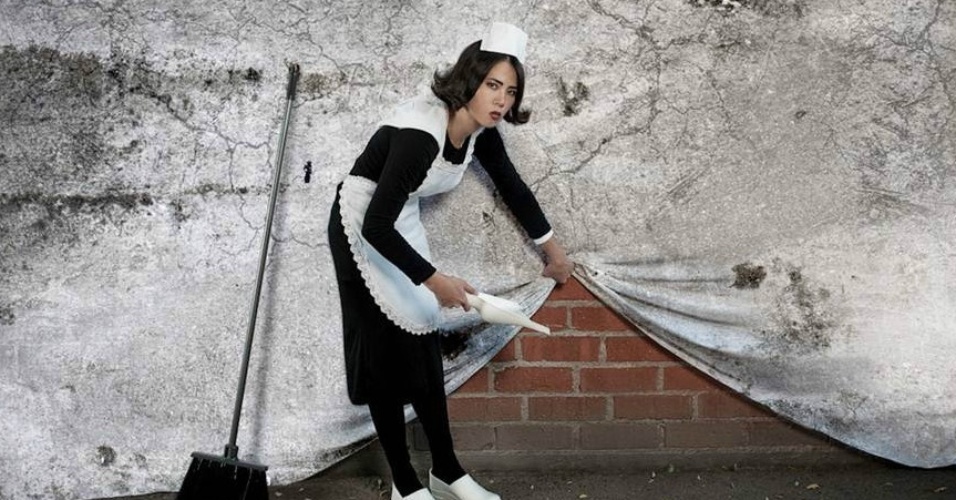 Stern teve a idéia de recriar os grafites de Banksy depois de fazer uma foto inspirada nos tumultos que atingiram a Grã-Bretanha em 2011. Acima, foto reproduz o grafite "Empregada" - Nick Stern