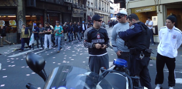 Corintianos pedem informação para policial, enquanto argentinos protestam nas ruas - Carlos Padeiro/UOL